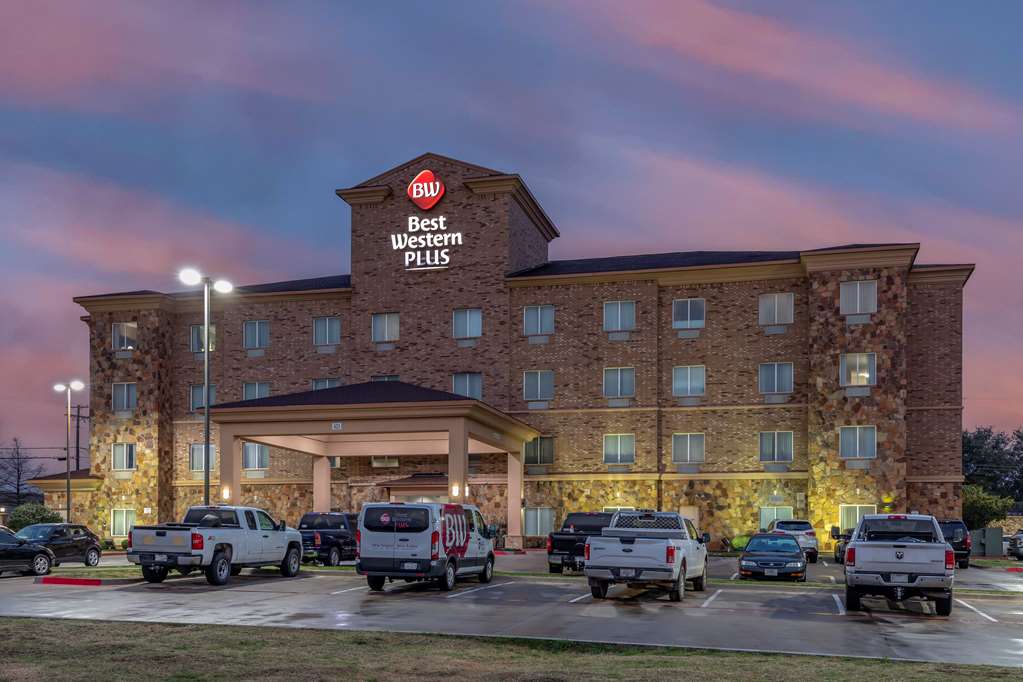 Best Western Plus DFW Airport West Euless - carbon neutral hotel in Euless