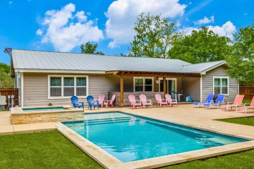 Private Pool & Hot Tub Charming Hill Country Home Minutes to Wineries Shops — 4-Star Luxury Hotel in Johnson, United States