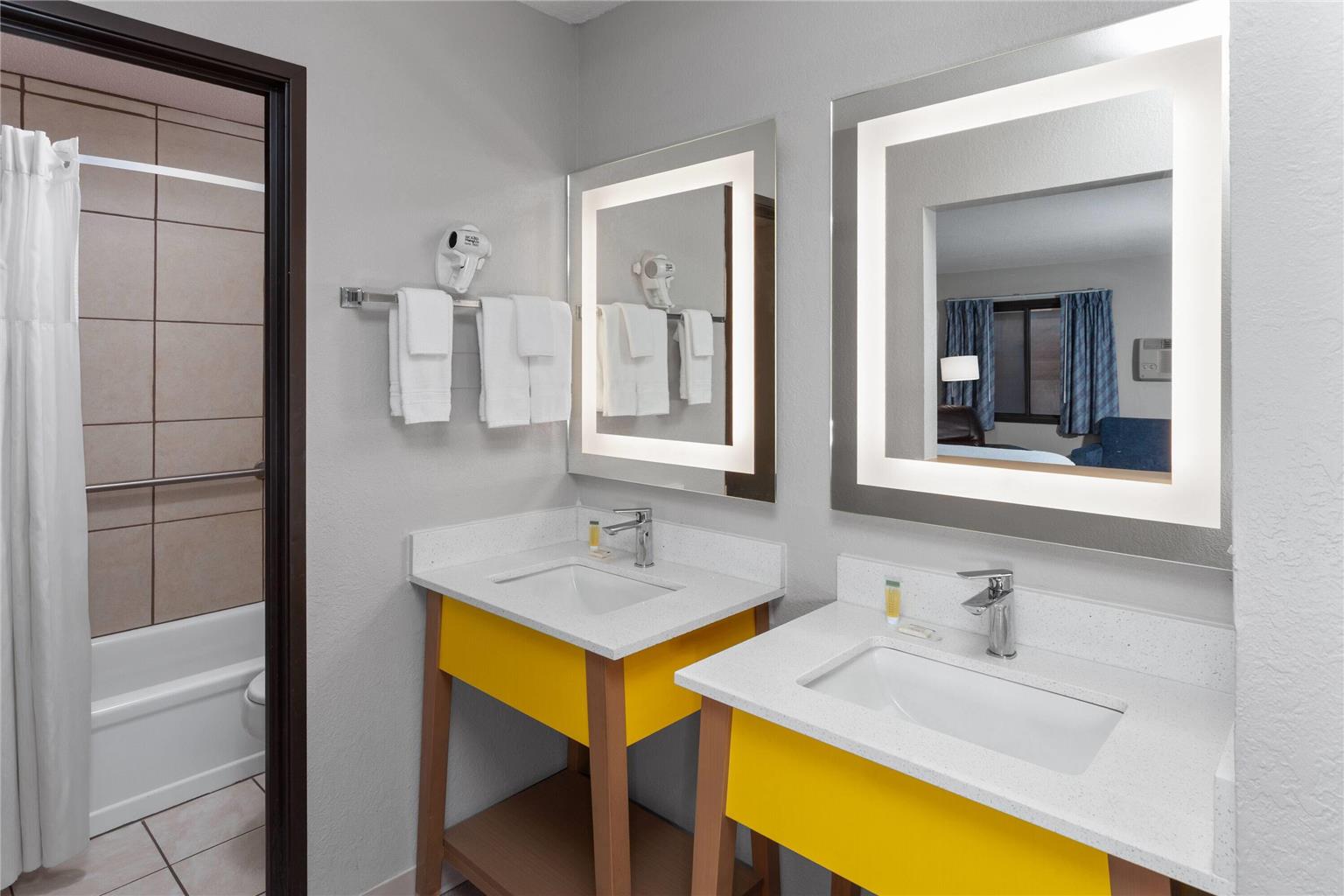 Days Inn by Wyndham Mason City - photo 9