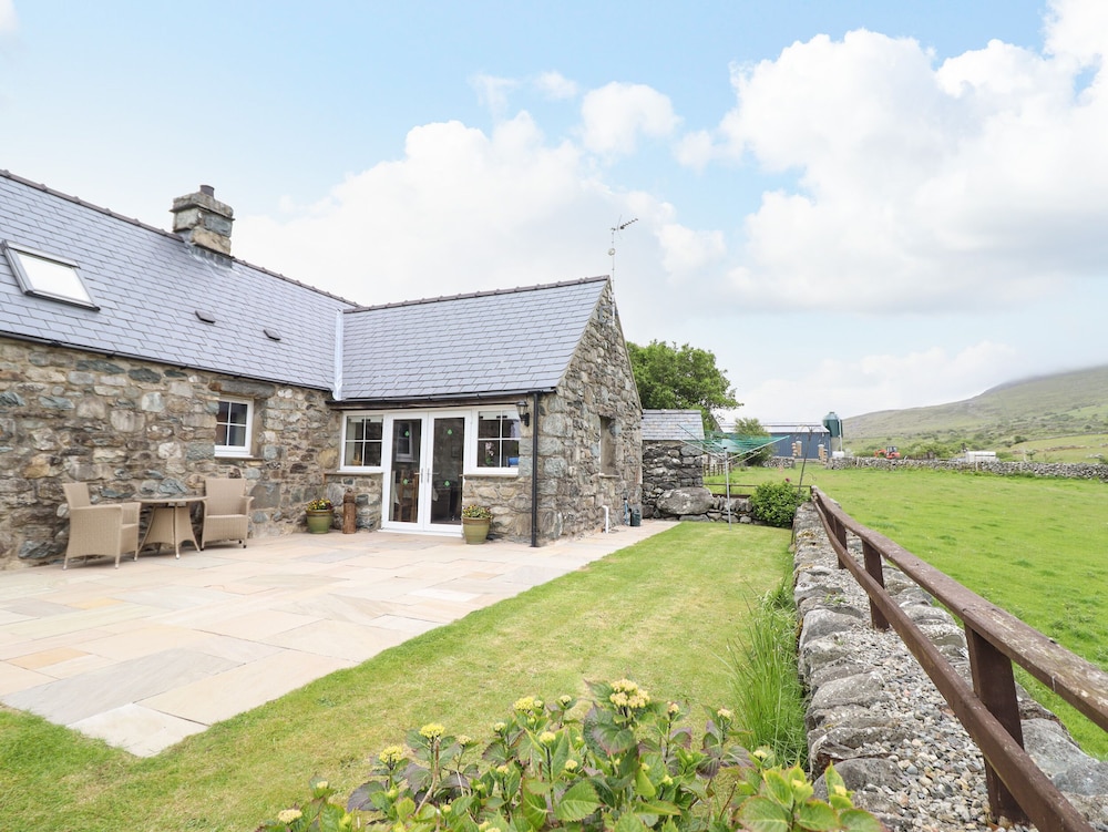 Caerffynon Bach in Dyffryn Ardudwy, United Kingdom