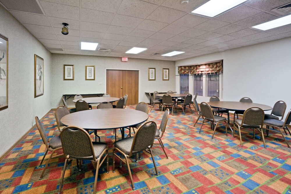 Overland Park Hotel - photo 17