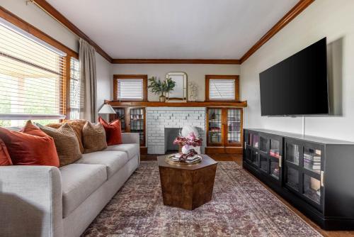 Stunning 3BR Near Cleveland Clinic Main Campus — hotel in Cleveland Heights