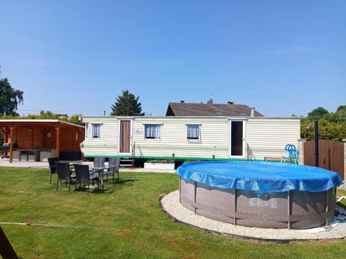 Mobilní dům u Mikeše Trhové Sviny Rejta — hotel in Trhove Sviny