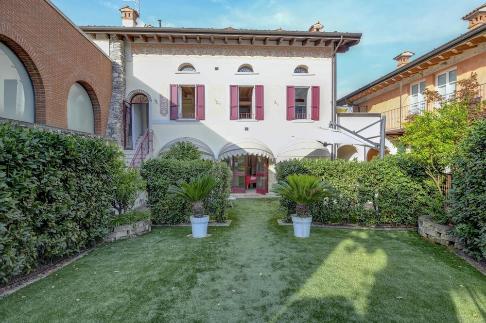 Barchi Resort Apartments Suites Villa Venezia Junior Suite Villa Venezia — hotel in San Felice Del Benaco