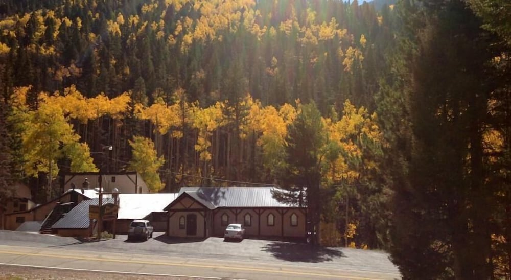 Amizette Inn And Restaurant — Taos