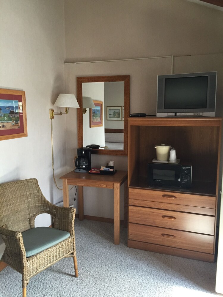 Midway Motel & Cottages - photo 5