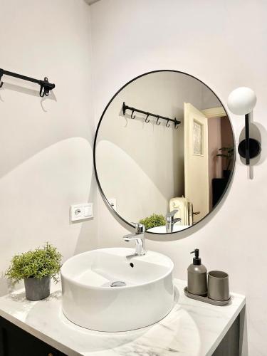 Comfy and spacious two bedroom apartment with balcony — 4-Star Luxury Hotel in Athens, Greece