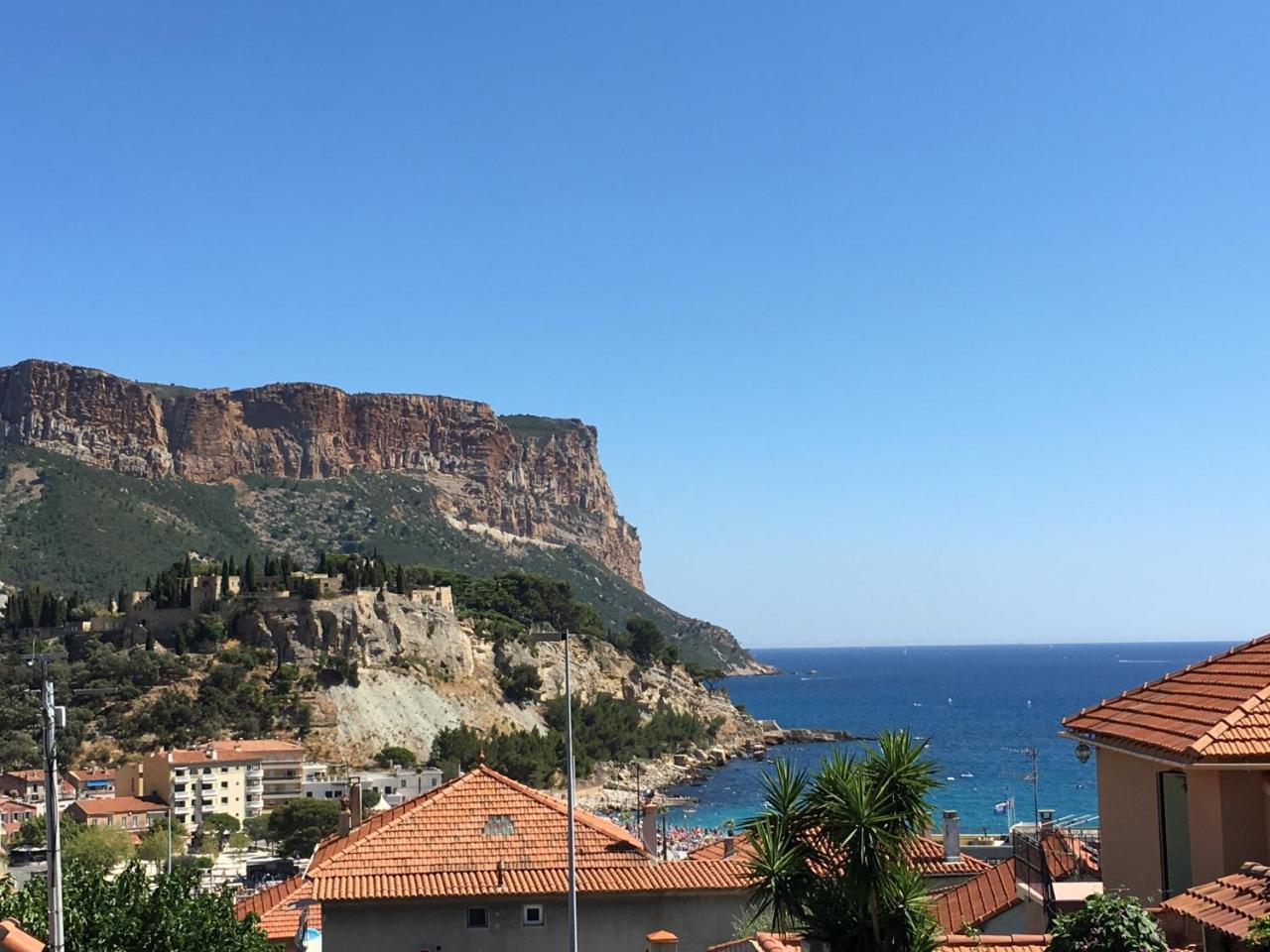 Appartement Cosy a 10 Metres du Port de Cassis — 4-Star Luxury Hotel in Cassis, France