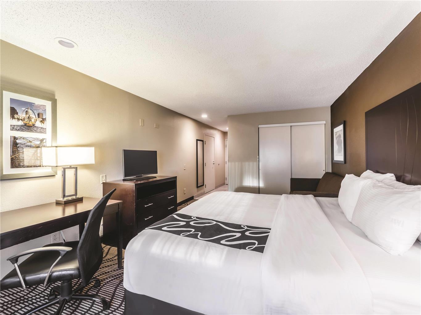 La Quinta Inn & Suites by Wyndham Collinsville St. Louis - photo 23