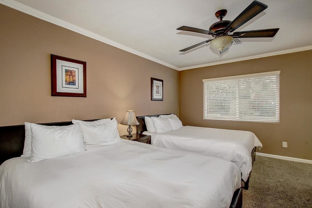 SLS Verde Luxury Estate with FREE Heated Pool Spa Pool Table & Muc - photo 3