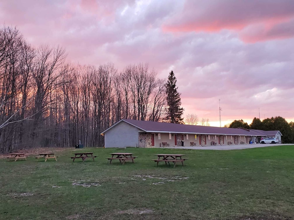 Peninsula Motel — hotel near Wiarton Airport