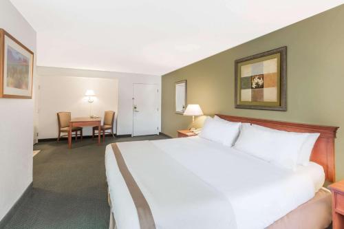 Hawthorn Suites by Wyndham Sacramento - photo 5