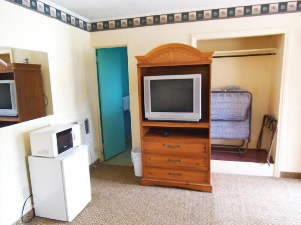 Relax Inn Franklin - photo 17