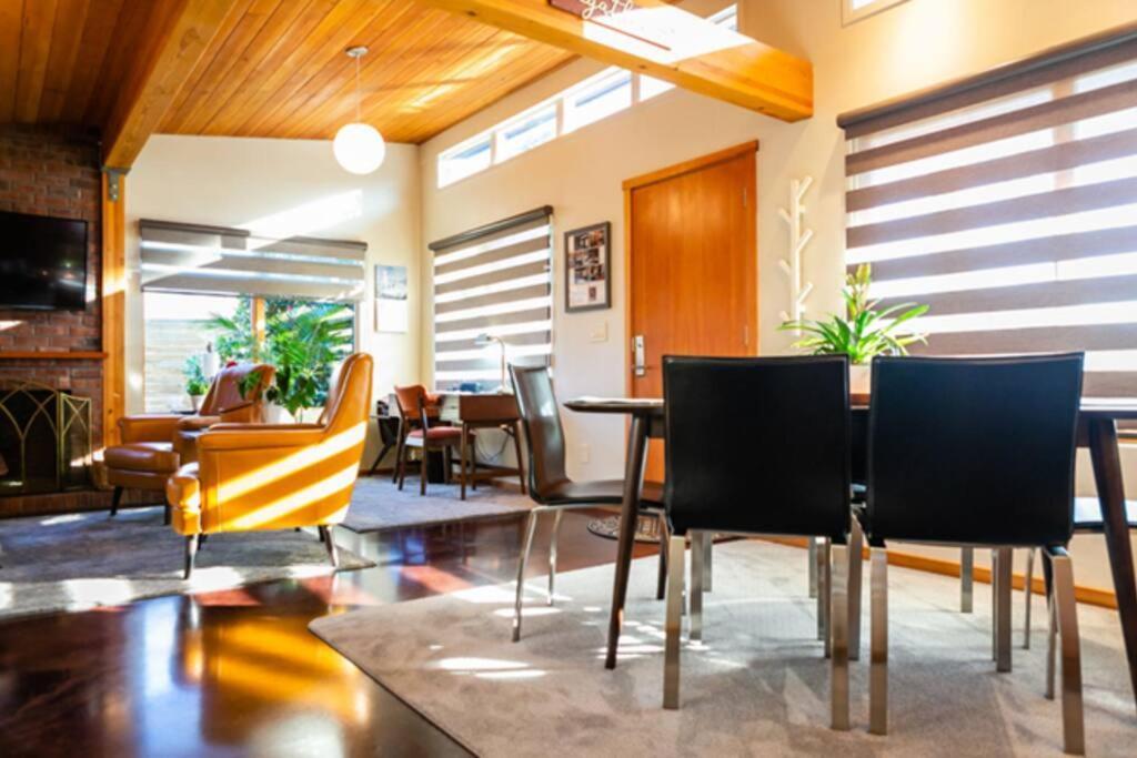 Hilltop Hideaway Pacific Northwest Charm & Luxury — hotel in Milwaukie