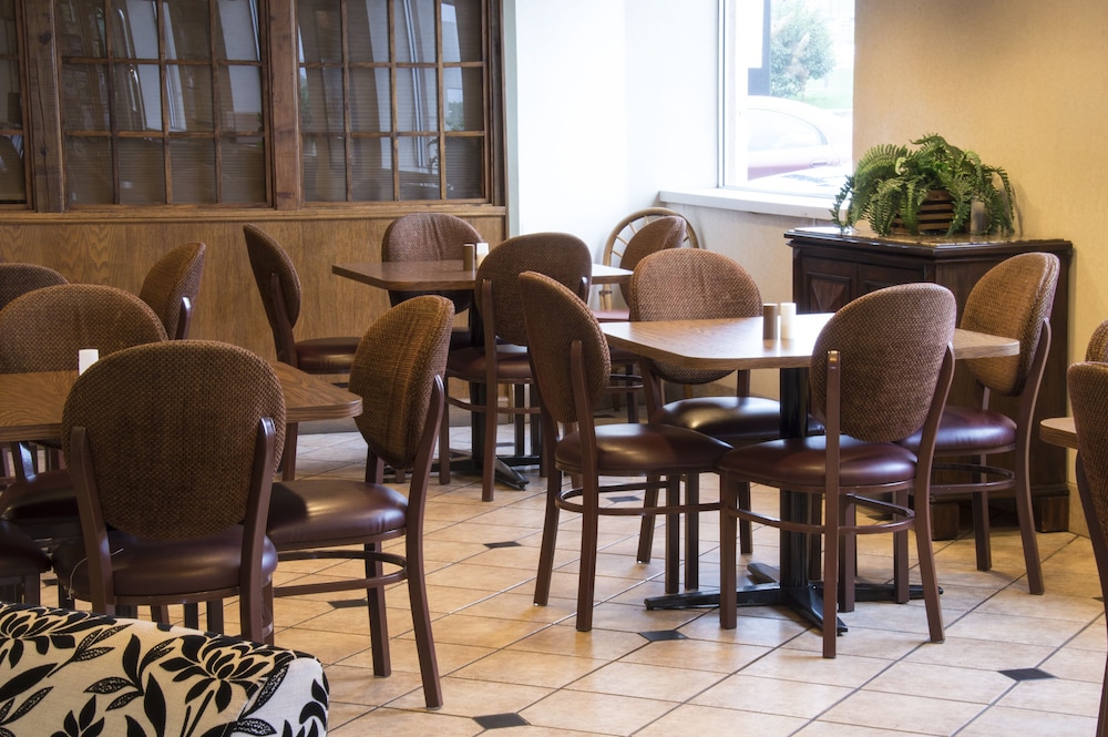 Lamplighter Inn & Suites North - photo 33