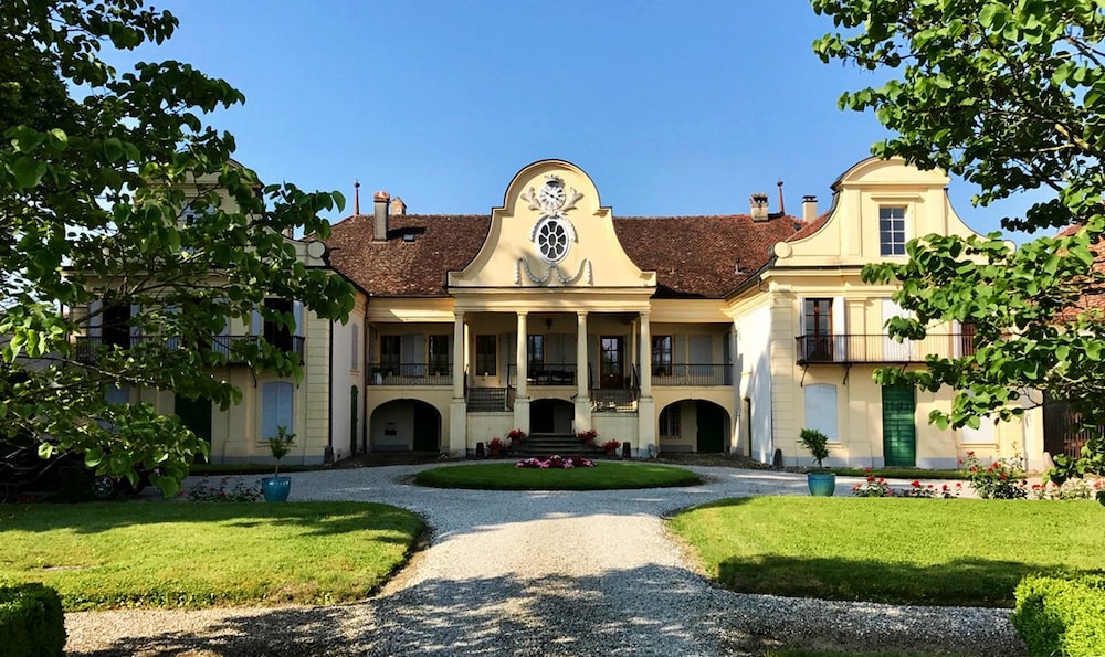 Château de Mathod Chambres d'hôtes — 4-Star Luxury Hotel in Romanel-Sur-Lausanne, Switzerland