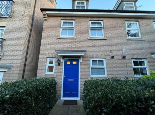 Modern TownHouse 3 bed 2.5 bath 2 Private Gated Parking — 4-Star Luxury Hotel in Wellingborough, United Kingdom