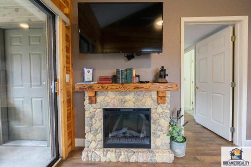 3Br Condo With Lake View Trout Fishing Playground 2 Pools Stairs Required Free Tickets Included Pr69 9 — 4-Star Luxury Hotel in Branson, United States