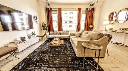Classic Los Angeles Elegance in Downtown Sleeps 4 Free Parking and 360 Degree View Roof Top Pool — 4-Star Luxury Hotel in Los Angeles, United States