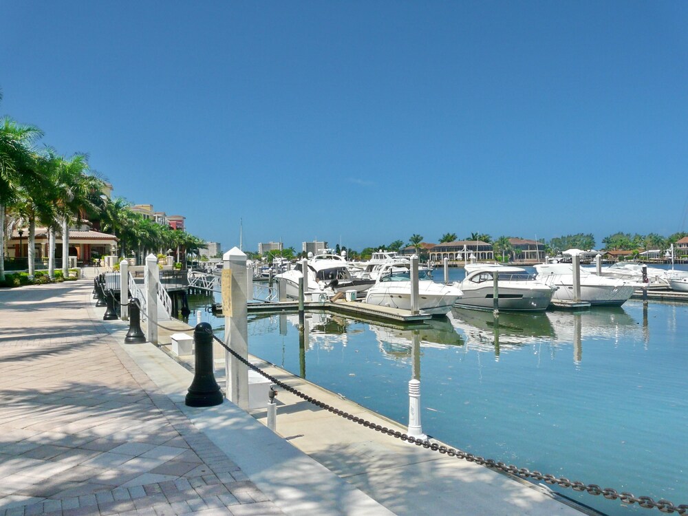 1040 Dana Court — 4-Star Luxury Hotel in Marco Island, United States