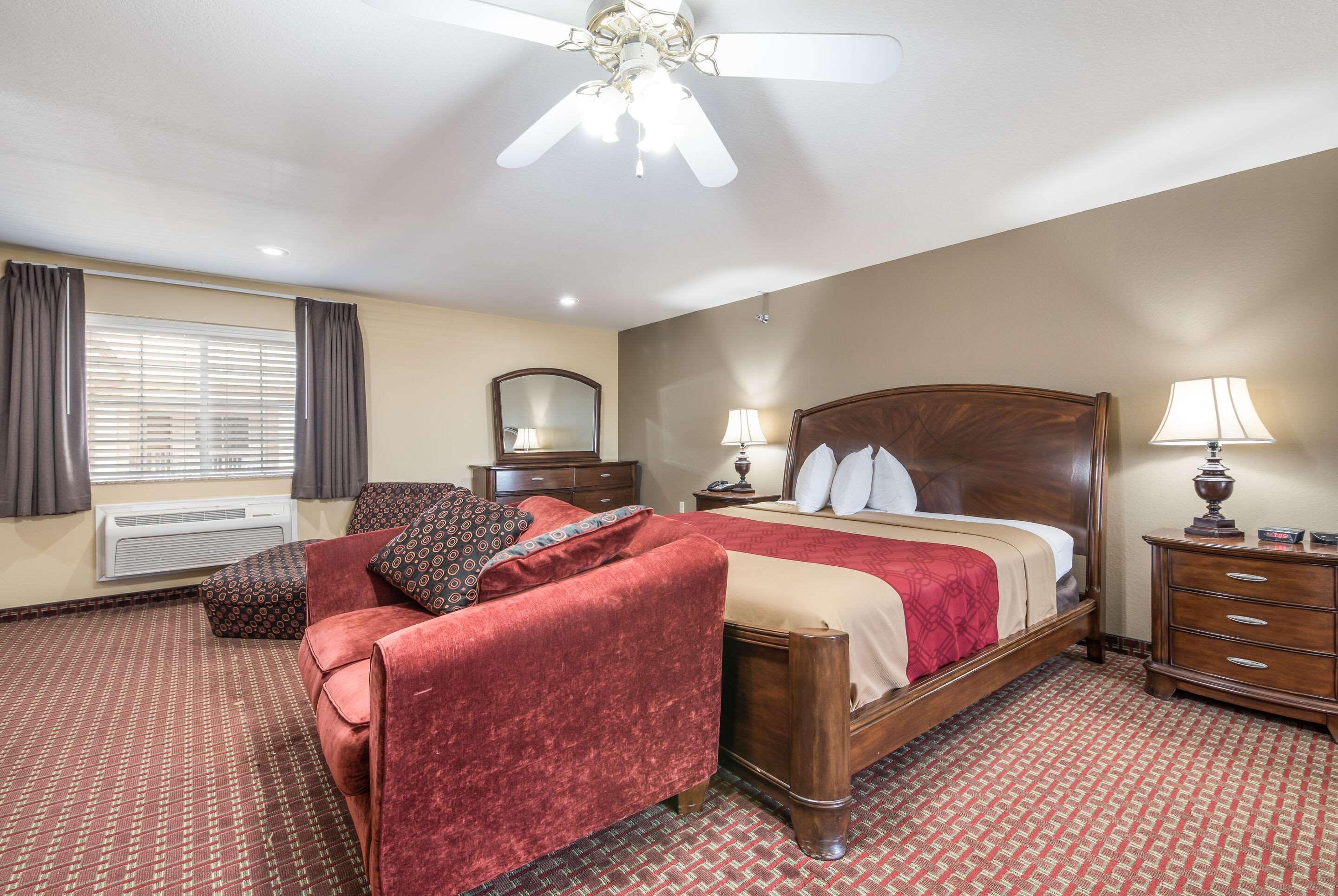 Bryant Inn & Suites - photo 14