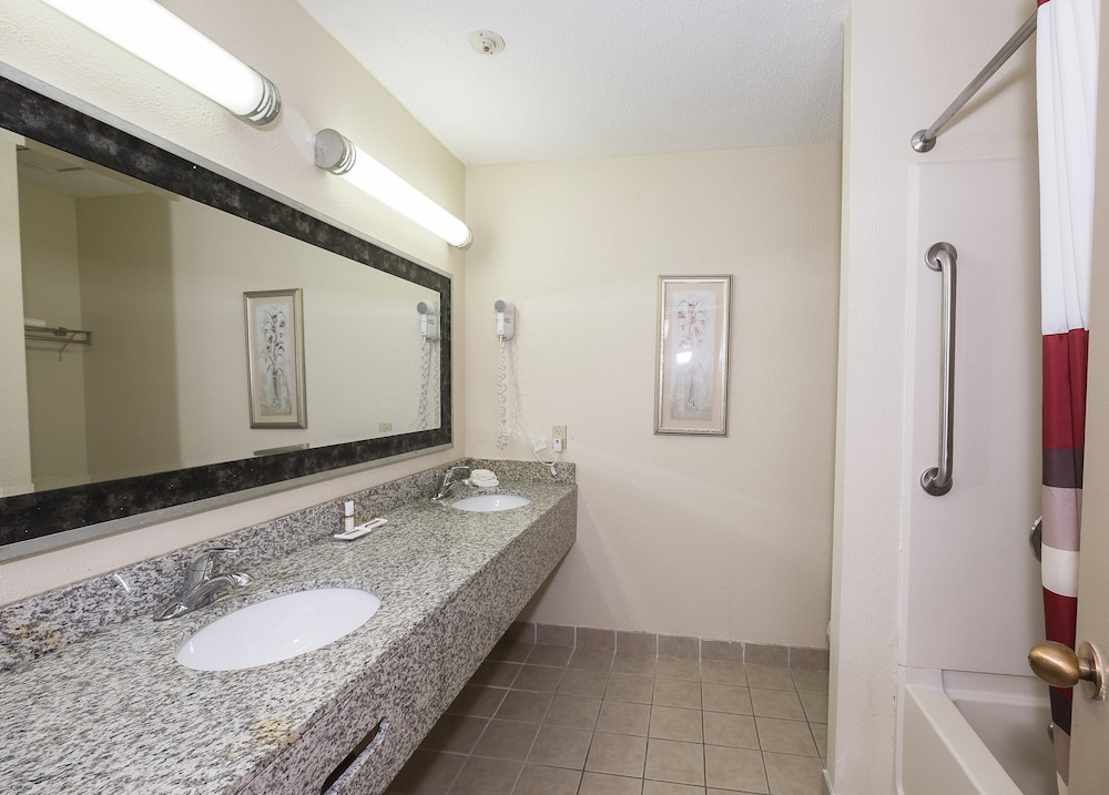 Red Roof Inn Hartford Vernon - photo 20