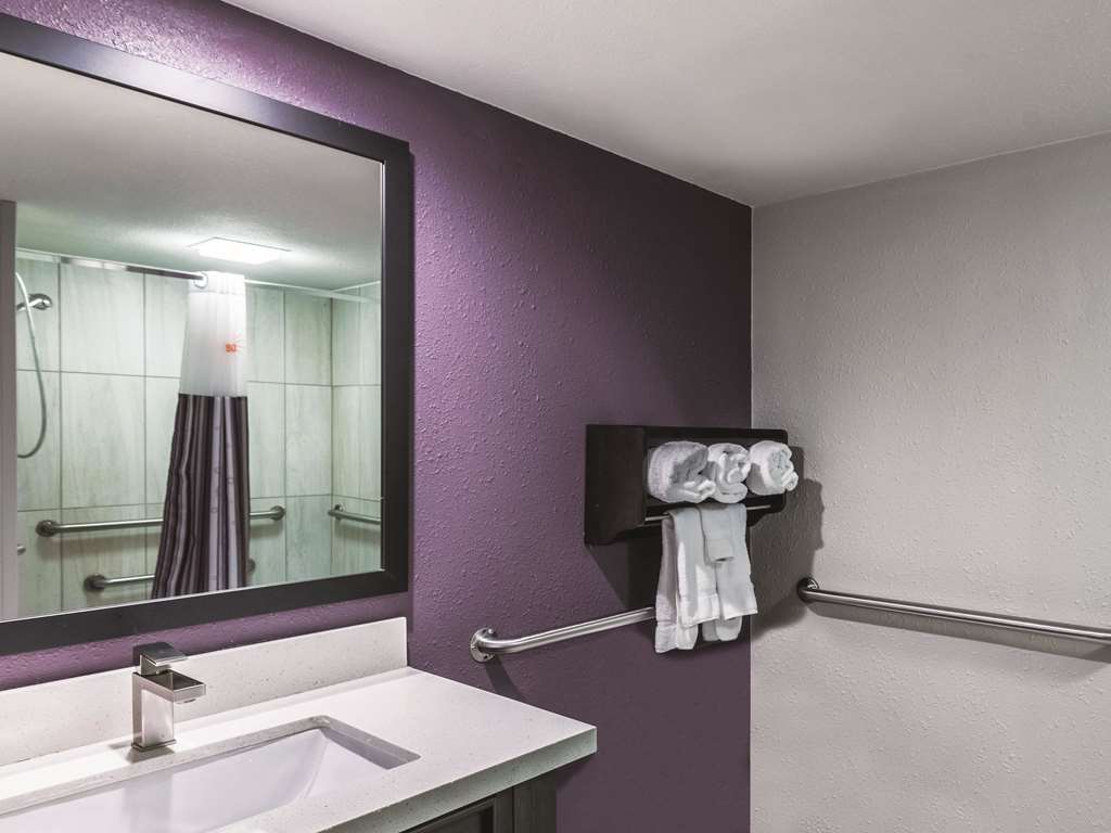 La Quinta Inn & Suites by Wyndham Colorado Springs North - photo 19