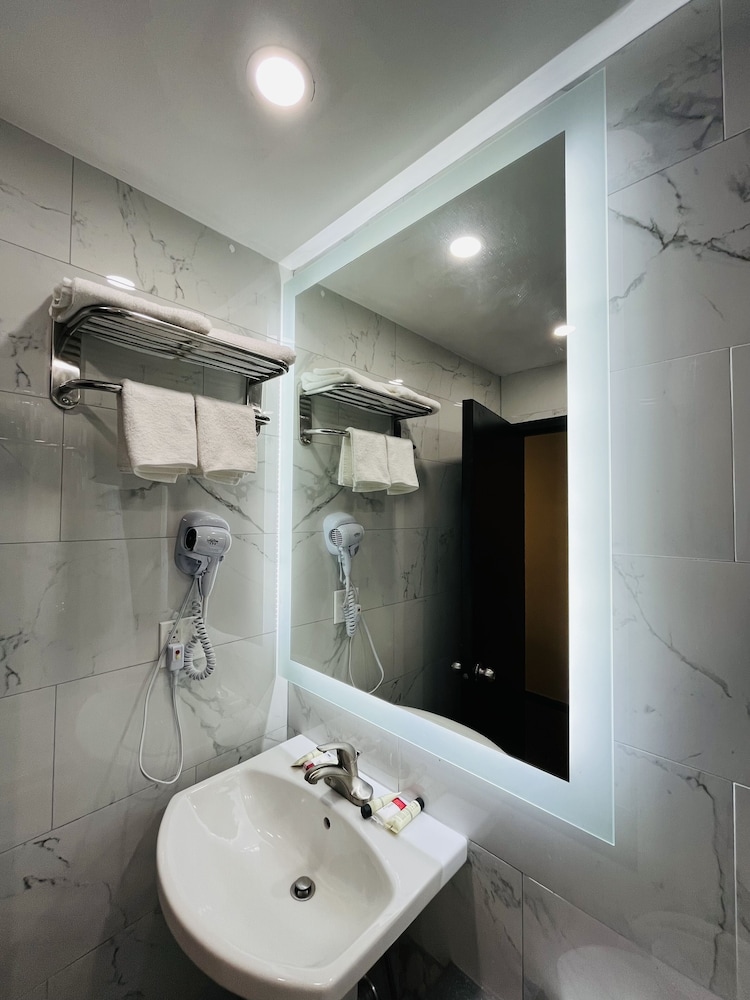 Hotel Key LaGuardia Airport - photo 45
