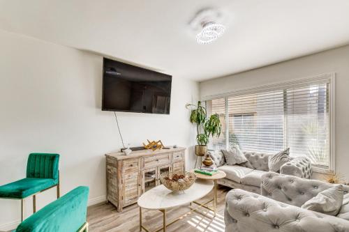 Los Angeles Townhome Off Street Parking and Balcony — 4-Star Luxury Hotel in Los Angeles, United States