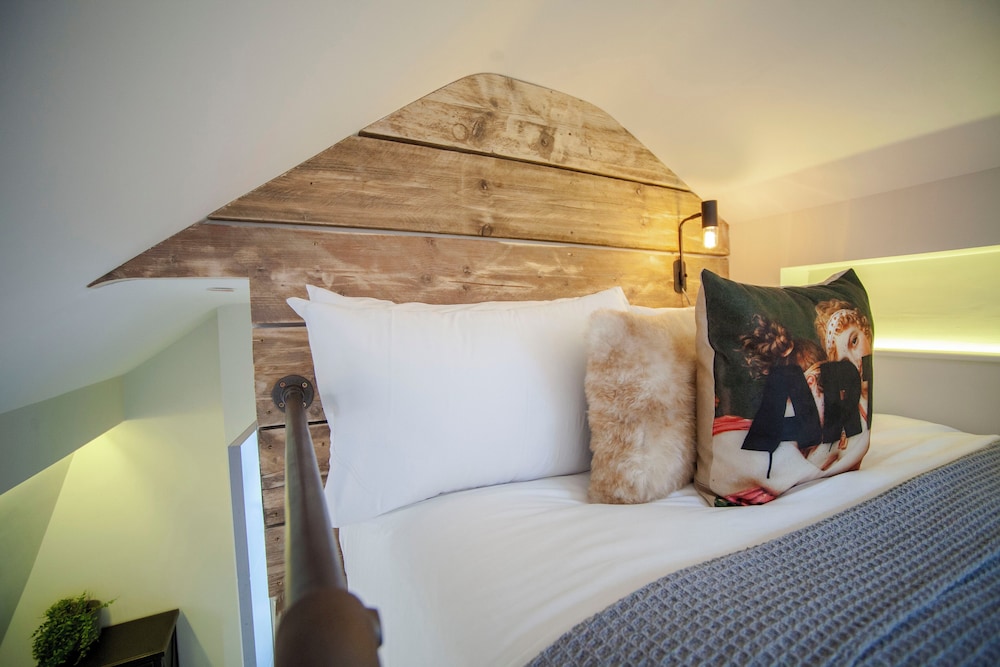 Higgihaus 26 Clare Street Aparthotel in Bristol, United Kingdom