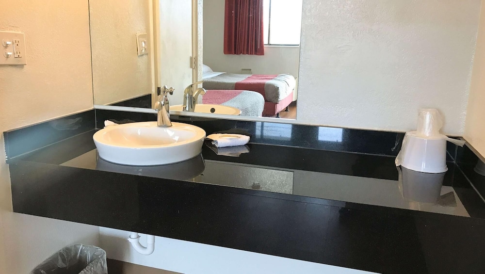 Magnuson Hotel Baton Rouge East - photo 16