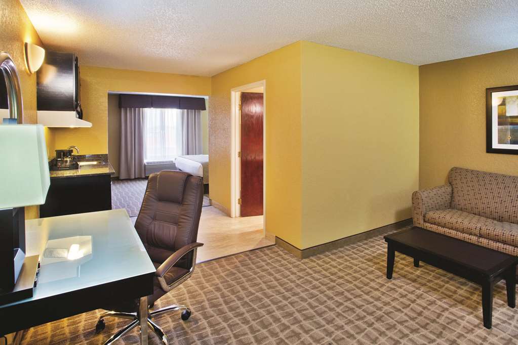 La Quinta Inn & Suites by Wyndham Hot Springs - photo 32