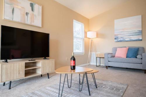 Grauhaus Tasteful 3Bd With King Bed In Pekin in Pekin, United States