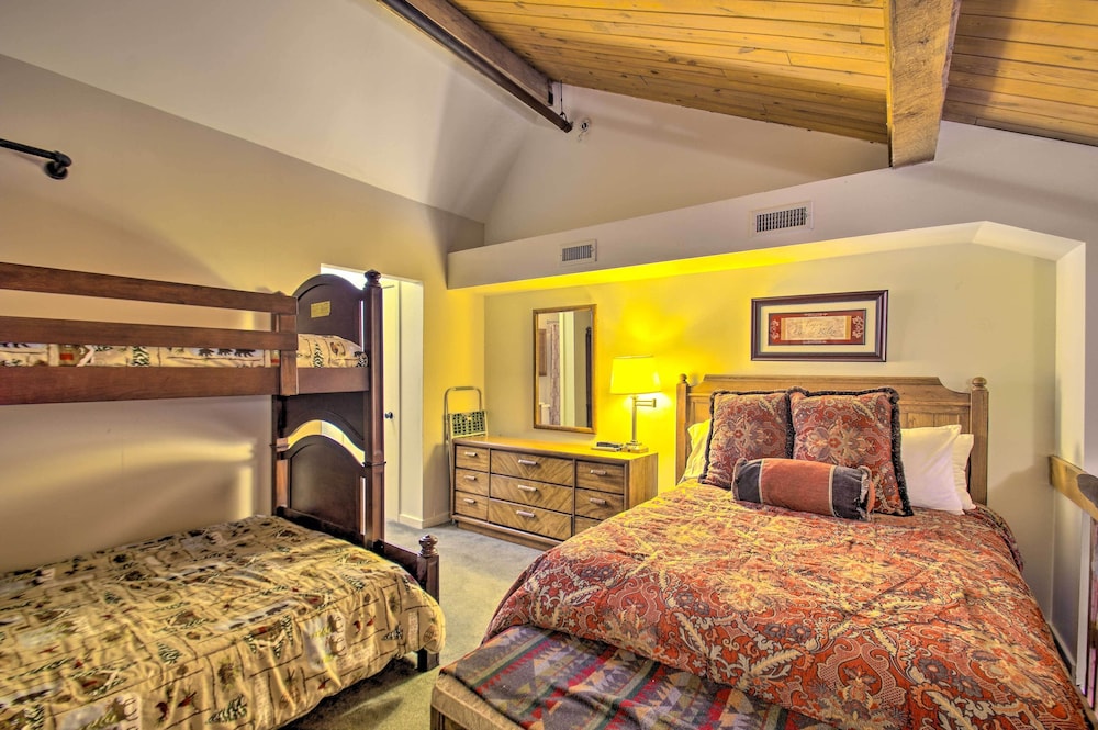 Snug Wintergreen Resort Studio Ski In and Out - photo 3