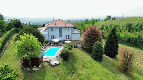 Splendid Villa Magna with Pool and Park Langhe Hills — 4-Star Luxury Hotel in Govone, Italy