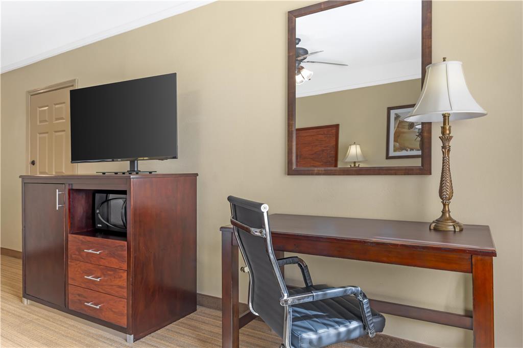 Best Western Plus Monica Royale Inn & Suites - photo 37
