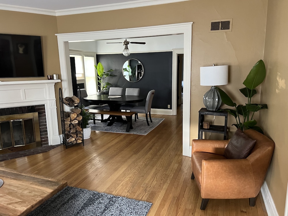 Beautiful Luxury Suite B Shorewood Home — 4-Star Luxury Hotel in Milwaukee, United States