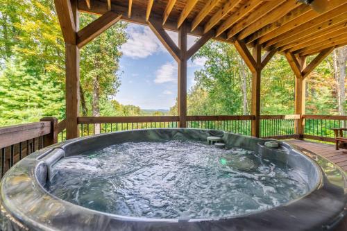 A Mornings Mist Scouts Overlook Romantic Retreat Hot Tub Cozy Fireplace Mountain Views at Scouts Overlook in Morganton, United States
