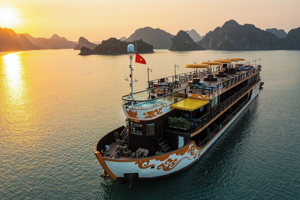 Nostalgia Halong Cruise — 5-Star Luxury Hotel in Ha Long, Vietnam