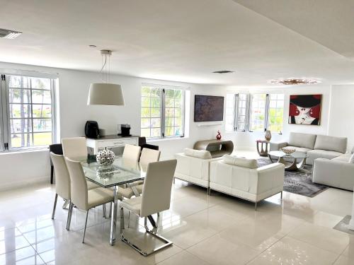 WOW Best Location Best Unit New Renovated South Beach Ocean Front — 4-Star Luxury Hotel in Miami Beach, United States