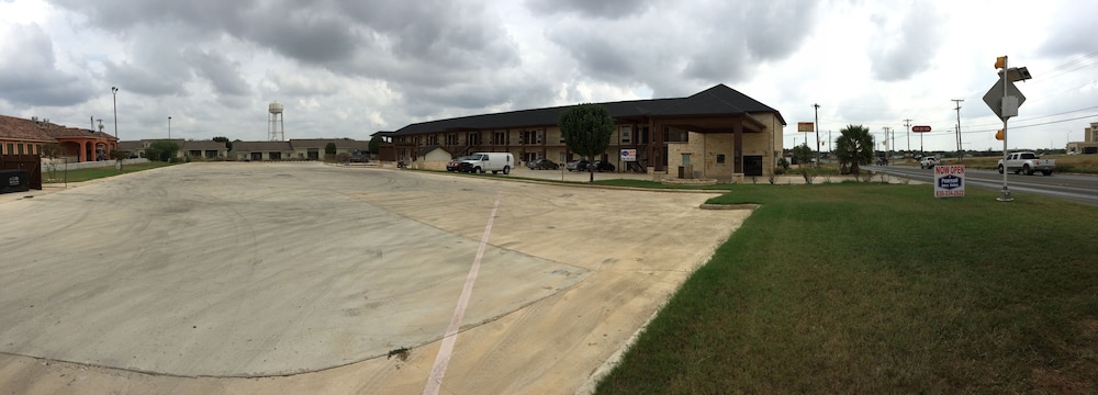 Pearsall Inn & Suites - photo 34