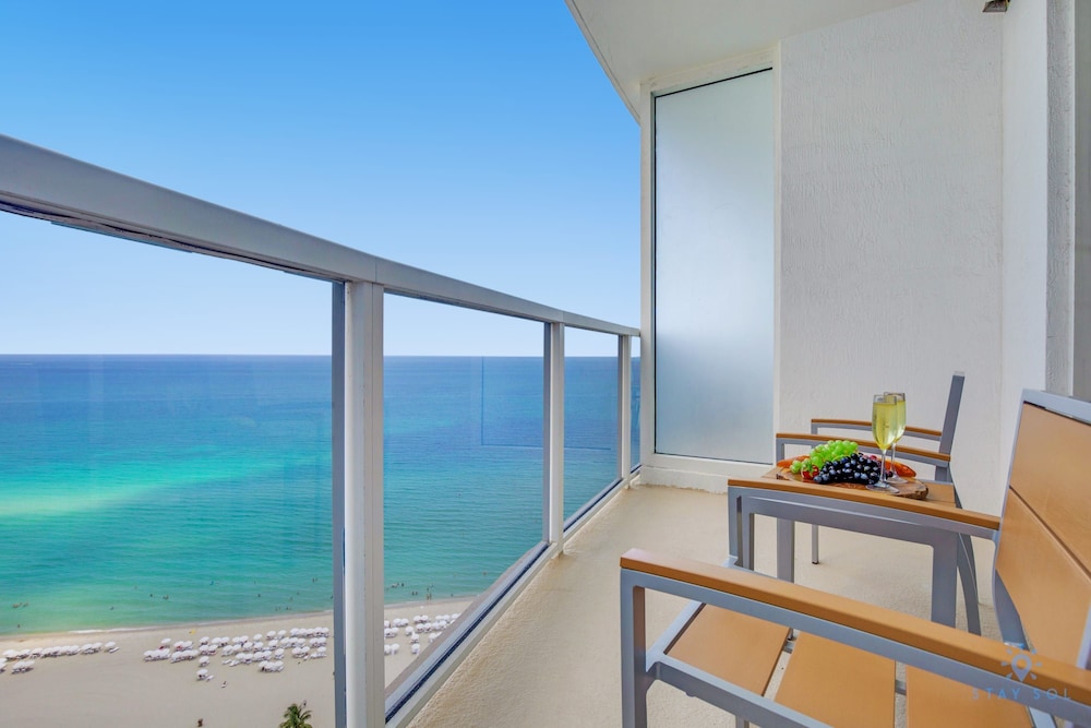 Luxury Bayfront Studio with Balcony Amazing Pool - photo 10