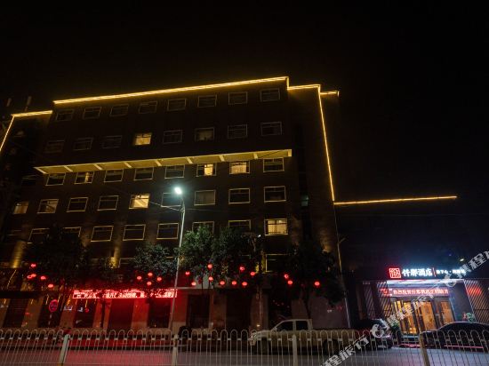 Qianna Hotel — hotel in Zhenyang