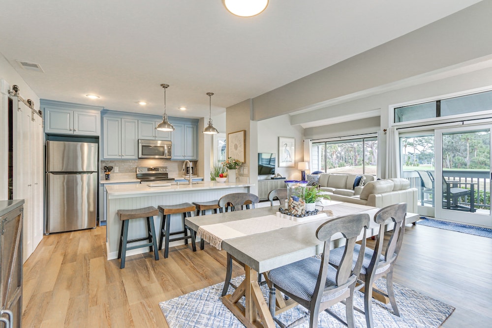Walk to Community Beach: Coastal Carolina Condo — 4-Star Luxury Hotel in Hilton Head Island, United States