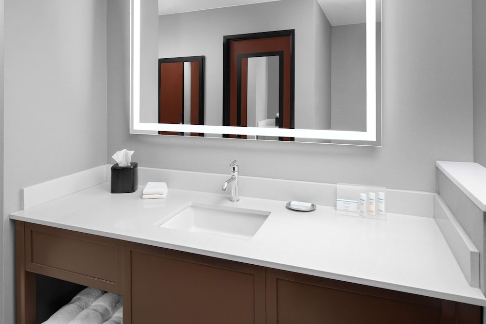 Hampton Inn Phoenix Biltmore - photo 25
