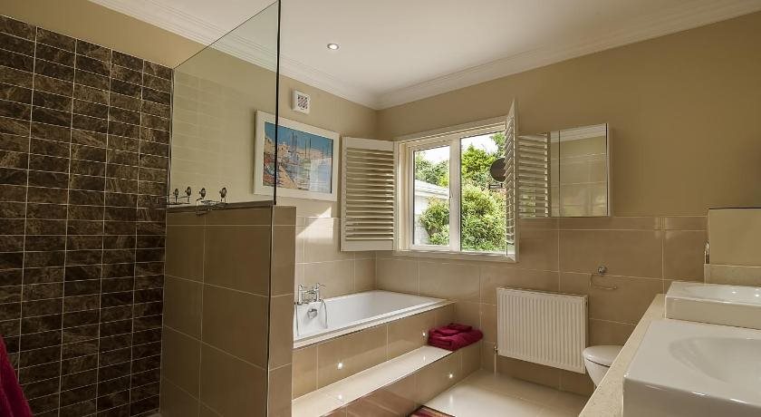 Sea Breeze Lodge B&B Galway — 4-Star Luxury Hotel in Gaillimh, Republic of Ireland
