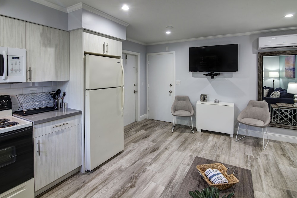 May Dee Suites - photo 13