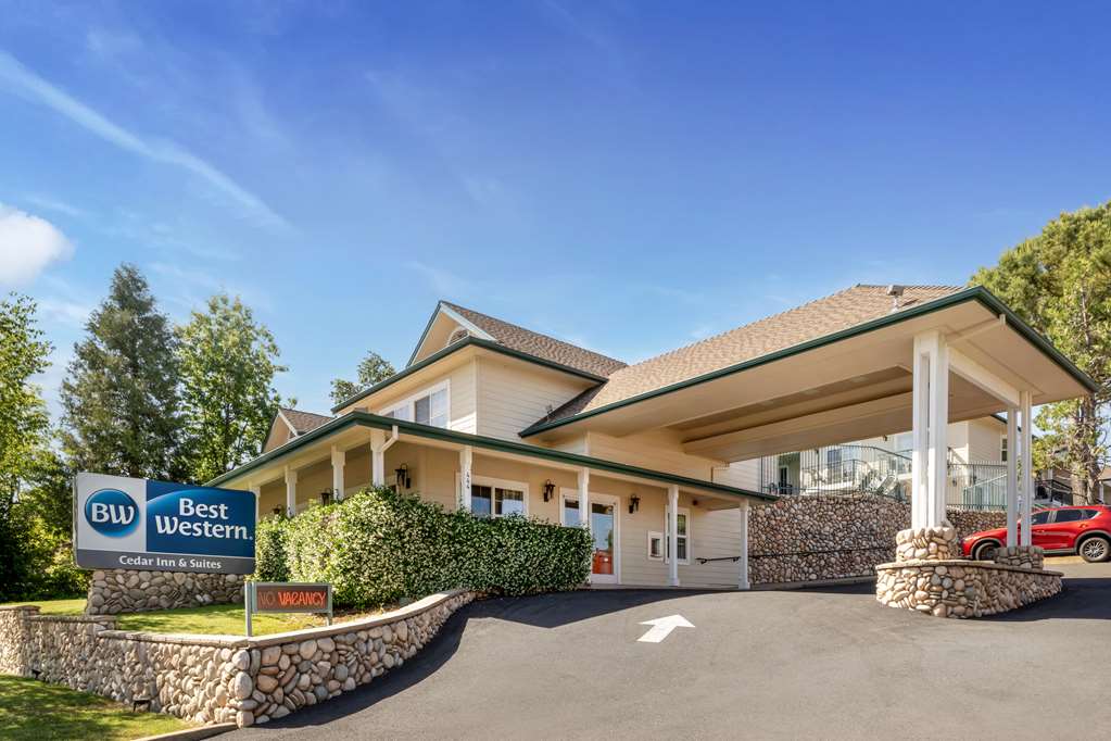 Best Western Cedar Inn & Suites - photo 32