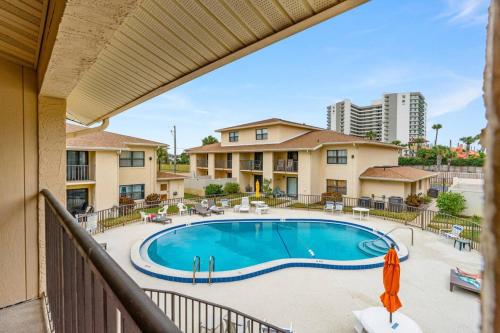 Island Time Oasis Pool Walk To Beach Balcony — Daytona Beach Shores