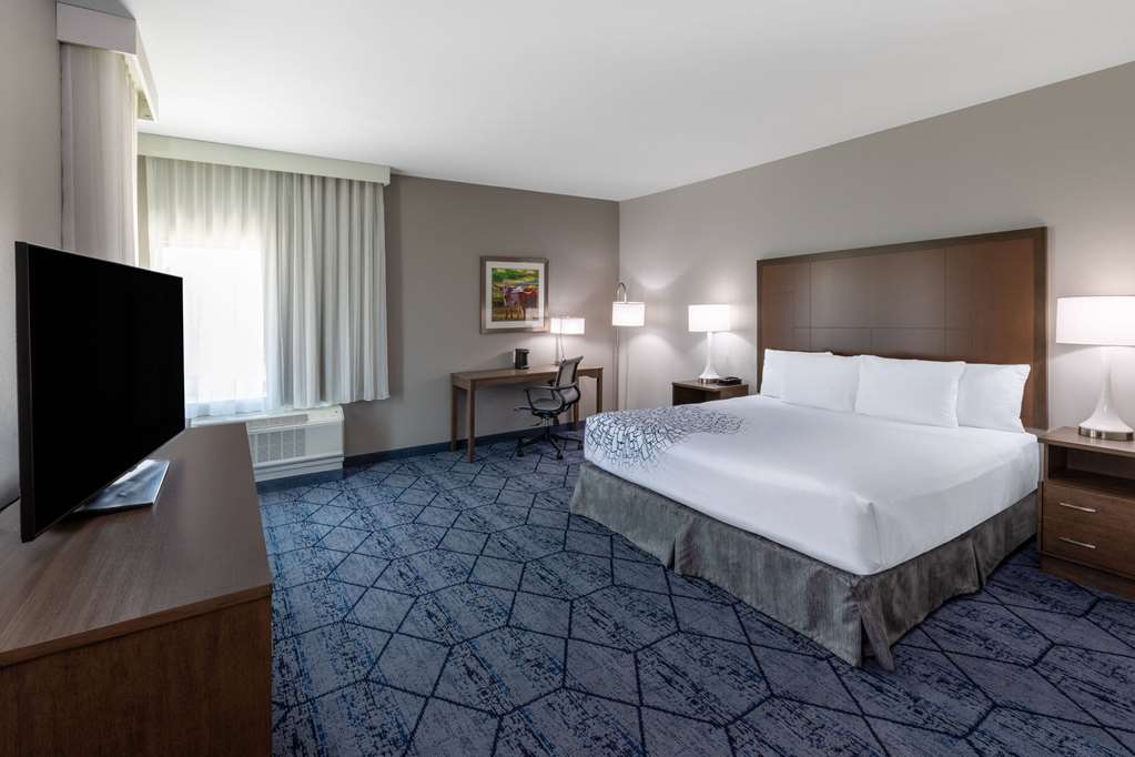 La Quinta Inn & Suites by Wyndham Round Rock near Kalahari - photo 31